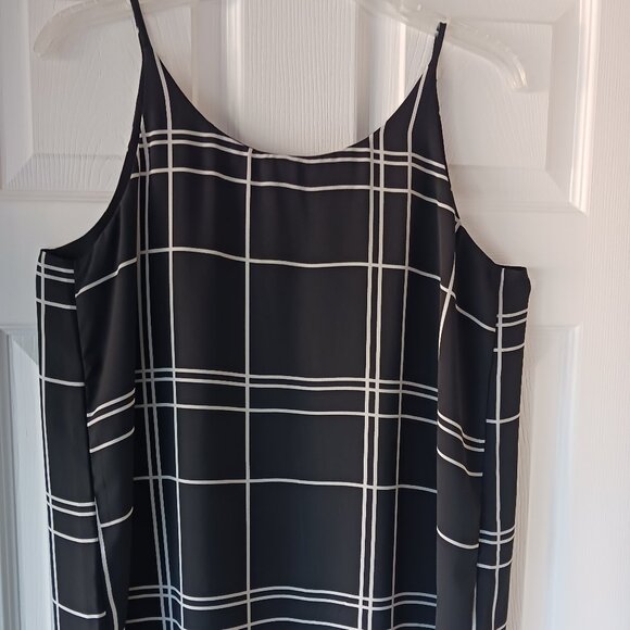 R essentials Womens Top Size Medium White Geometric Black White Stapes Lining - Picture 2 of 8